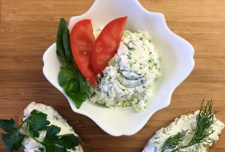 "Утренний "бутерброд с козьим творогом и зеленью.