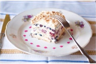 Слоёный торт с ягодами