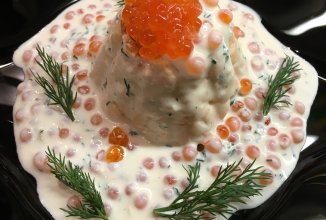"Вулканы" из сёмги и творога под икорно-сливочным соусом.