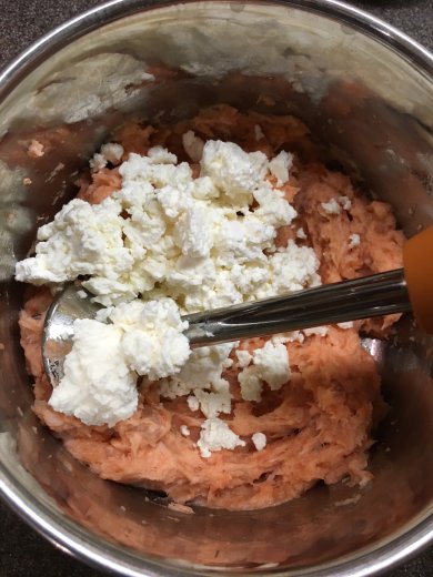 "Вулканы" из сёмги и творога под икорно-сливочным соусом. - Шаг 4