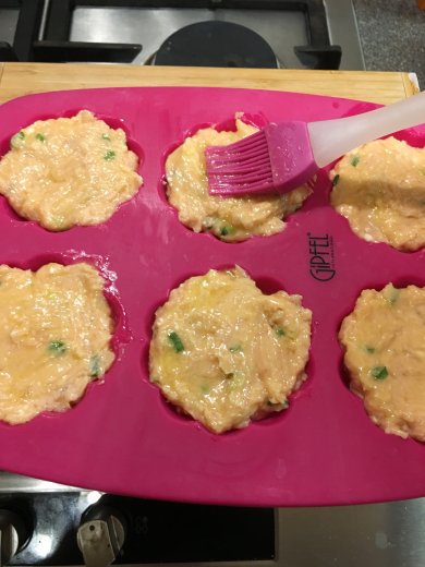 "Вулканы" из сёмги и творога под икорно-сливочным соусом. - Шаг 9