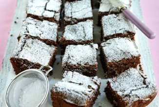 Пряный шоколадный торт с арахисовой глазурью