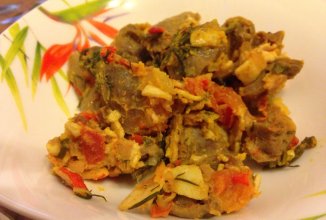 КУРИНЫЕ ЖЕЛУДКИ ЖАРЕНЫЕ С БЕКОНОМ И ОВОЩАМИ