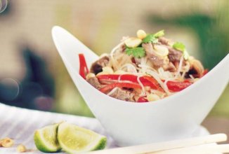 Тайский салат с лапшой и говядиной