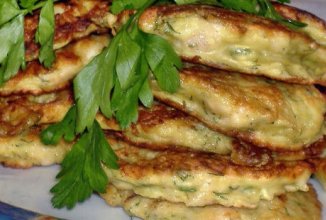 Куриная грудка с кабачком и зеленью