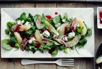 Салат с уткой, карамелизированной грушей