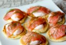 Мини - блинчики с лососем и острым сметанным кремом