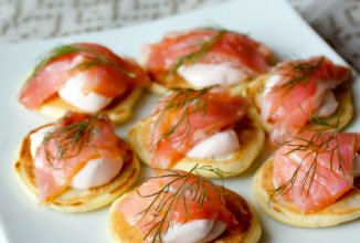 Мини - блинчики с лососем и острым сметанным кремом