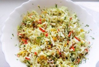 САЛАТ ИЗ ПЕКИНСКОЙ КАПУСТЫ С КРАБОВЫМИ ПАЛОЧКАМИ
