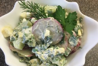 "Весенний" салат с редисом, яйцом и сметаной.