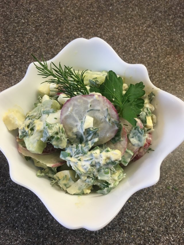 "Весенний" салат с редисом, яйцом и сметаной.