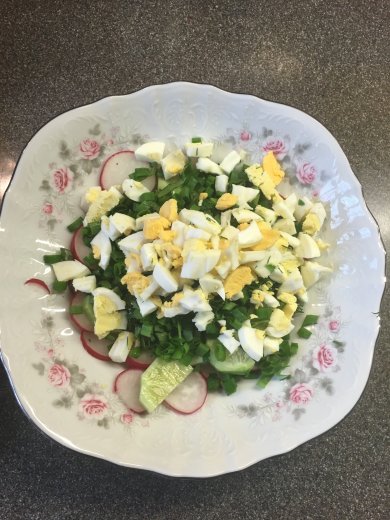 "Весенний" салат с редисом, яйцом и сметаной. - Шаг 2