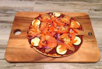 Вегетарианская пицца с тофу и цуккини