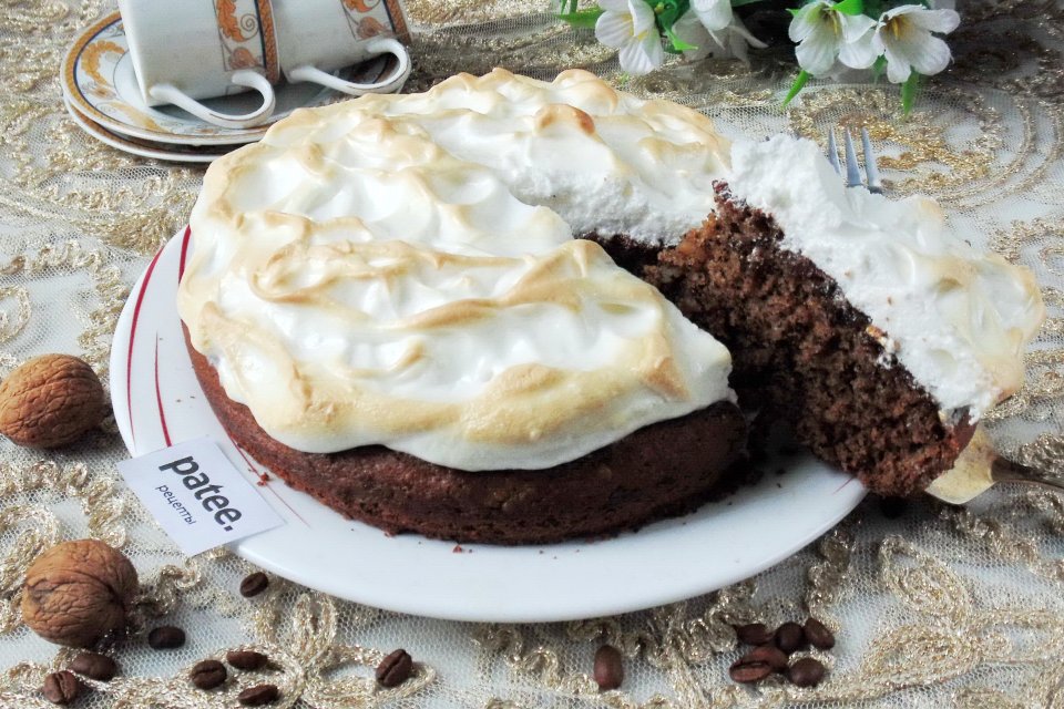 Орехово-кофейный пирог с меренгой