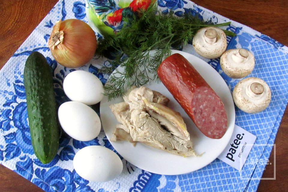 Салат с курицей и колбасой - Шаг 1