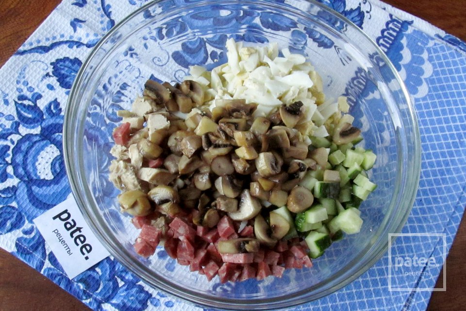 Салат с курицей и колбасой - Шаг 8