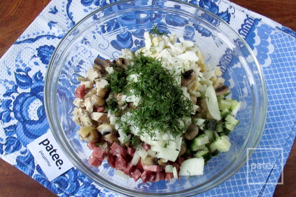Салат с курицей и колбасой - Шаг 10