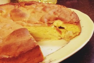 Шарлотка с яблоками и грушами