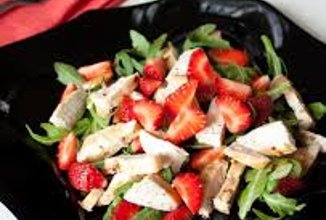 Салат из курицы с рукколой и клубникой