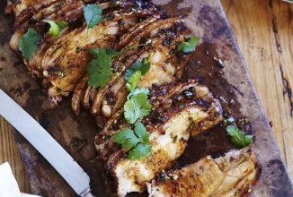 Запечённая свиная вырезка с травами