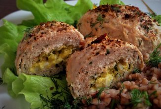 Куриные зразы с творожным сыром и яйцом