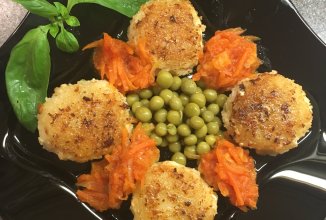 Диетические Котлетки из трески с морковно-томатным соусом для детей и взрослых.