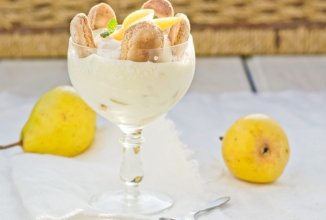 Десерт с грушевым кремом и печеньем