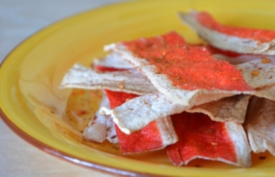 салат с крабовыми чипсами. рецепт крабовых чипсов. салат с крабовыми палочками и чипсами. салат с крабовыми чипсами. чипсы из крабовых палочек.