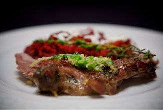 Душистый козлёнок с красным свекольным рисом