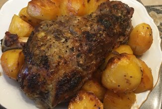 "Подгорица" томленая в печи  баранья нога.