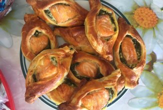 Човники з шпинатом і сьомгою