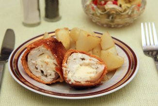 Котлета по-киевски с сыром.