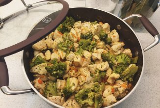 Куриное филе с брокколи в сливочном соусе