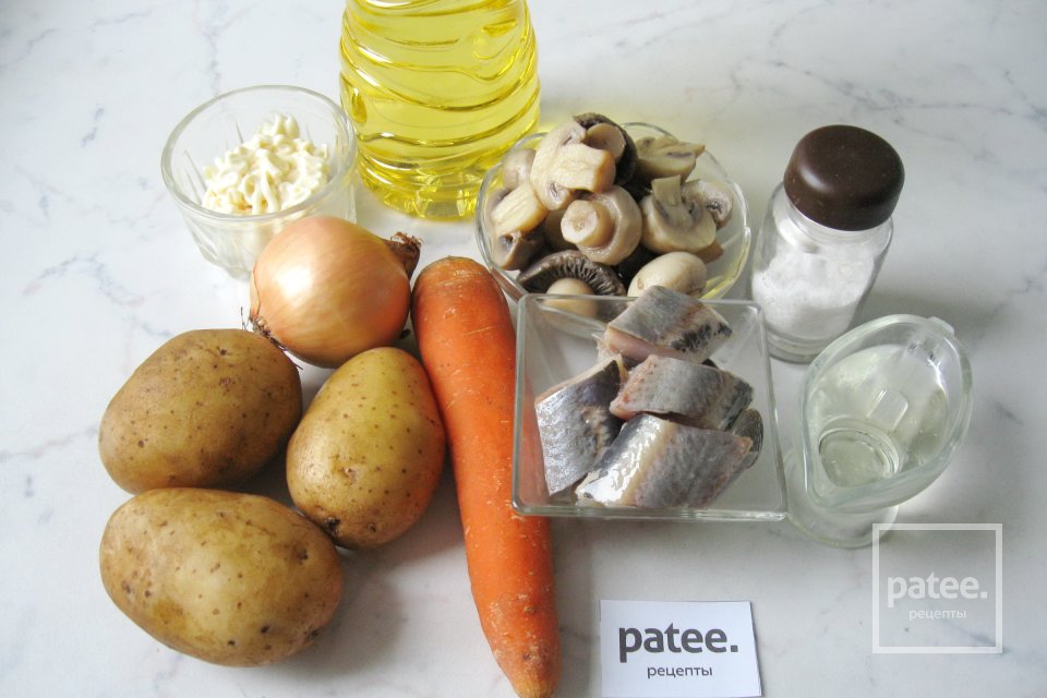 Салат с сельдью и маринованными грибами - Шаг 1