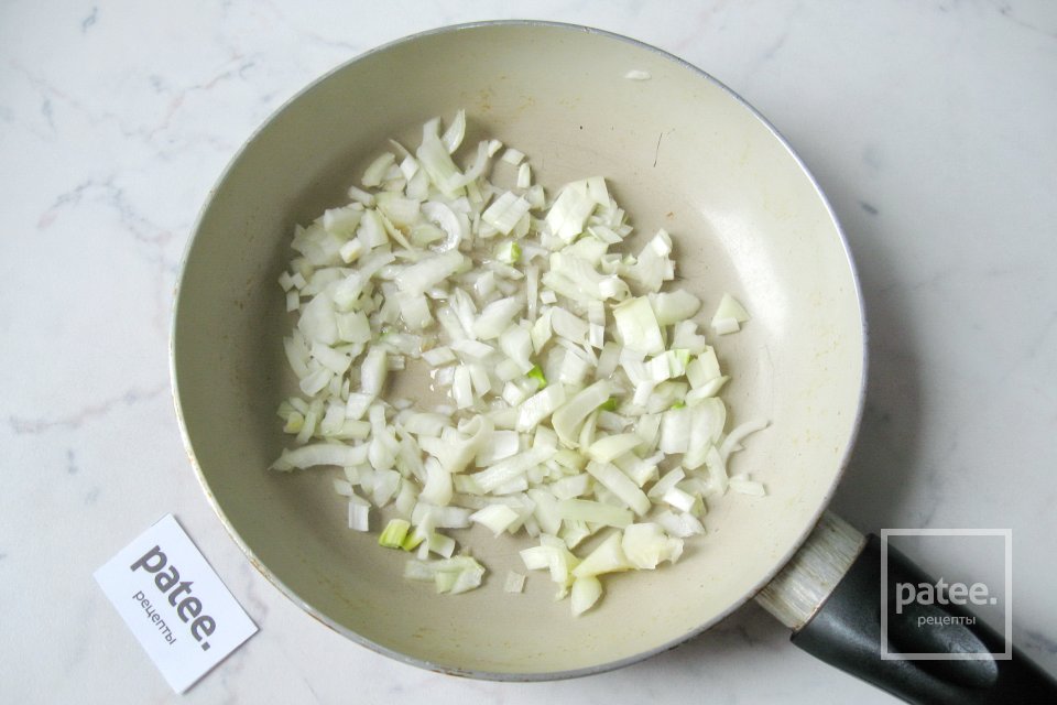 Салат с сельдью и маринованными грибами - Шаг 5