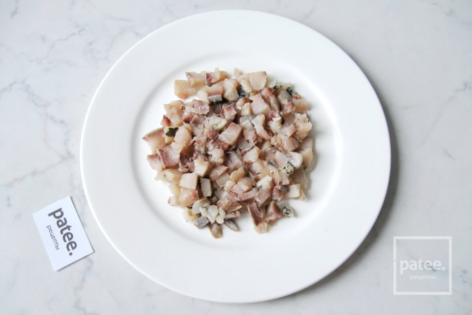 Салат с сельдью и маринованными грибами - Шаг 2