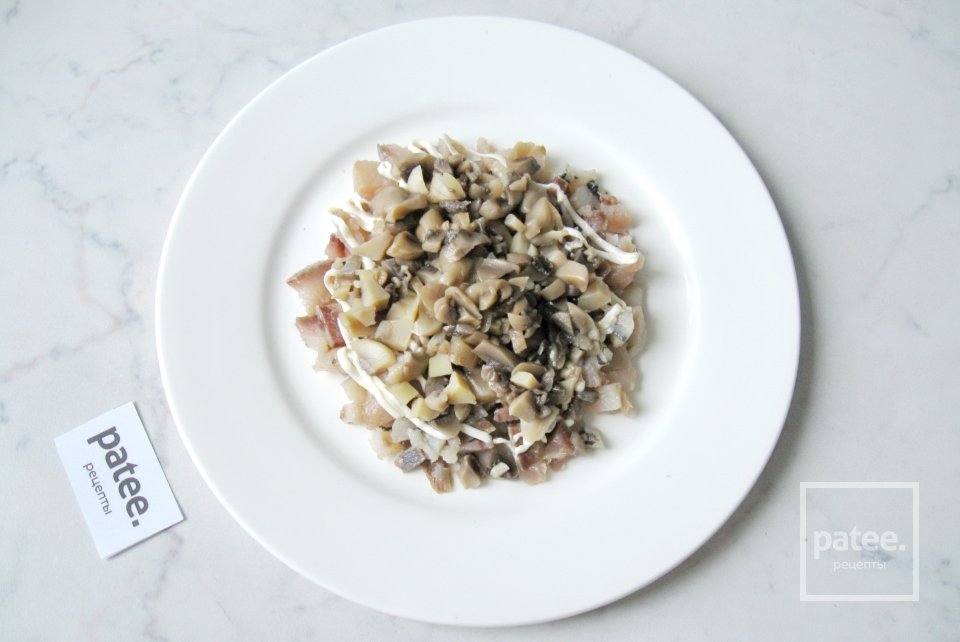 Салат с сельдью и маринованными грибами - Шаг 4