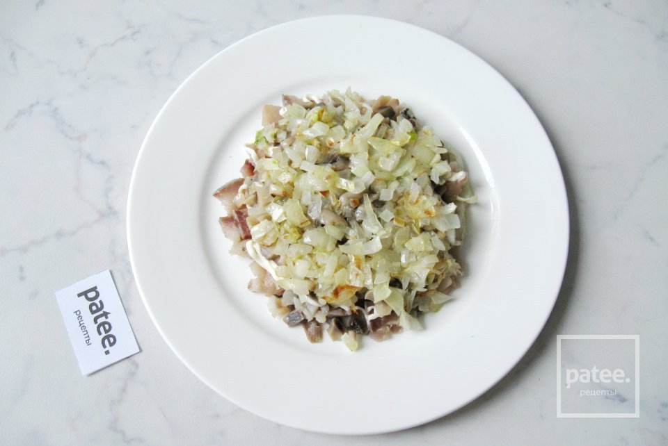 Салат с сельдью и маринованными грибами - Шаг 6