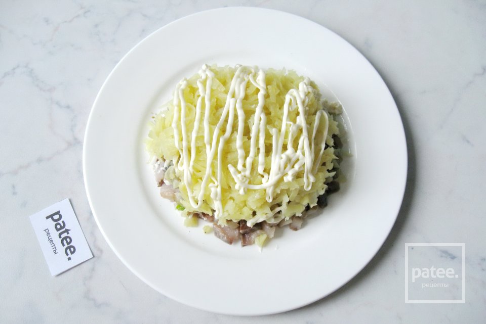 Салат с сельдью и маринованными грибами - Шаг 8