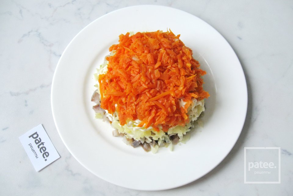 Салат с сельдью и маринованными грибами - Шаг 9