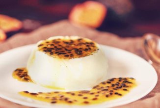 Панна-котта с соусом из маракуйи