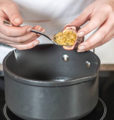 Панна-котта с соусом из маракуйи - Шаг 4