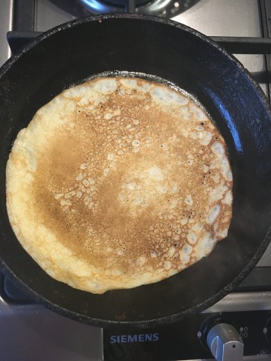 Блинные мешочки с икрой и сметаной "Широкая Масленица" - Шаг 5