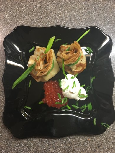 Блинные мешочки с икрой и сметаной "Широкая Масленица" - Шаг 8