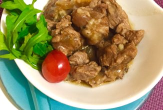 Телятина , тушеная в собственном соку .