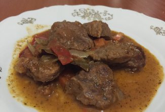 Телятина тушёная с овощами