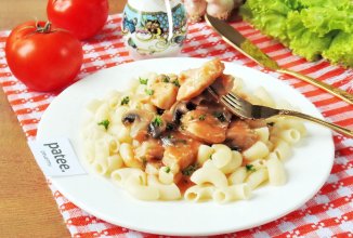 Свиная грудинка с грибами в соусе