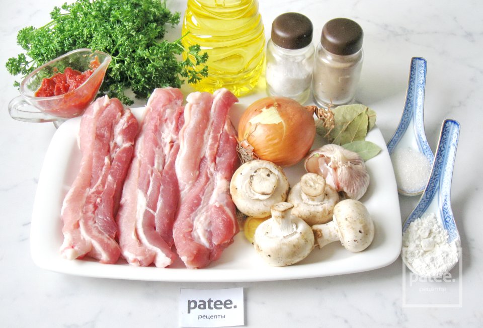 Свиная грудинка с грибами в соусе - Шаг 1