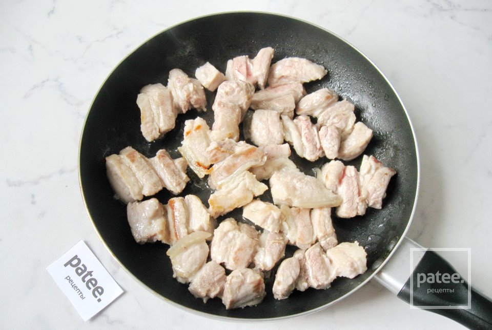 Свиная грудинка с грибами в соусе - Шаг 3