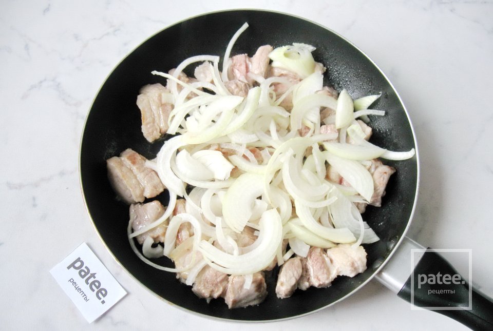 Свиная грудинка с грибами в соусе - Шаг 4